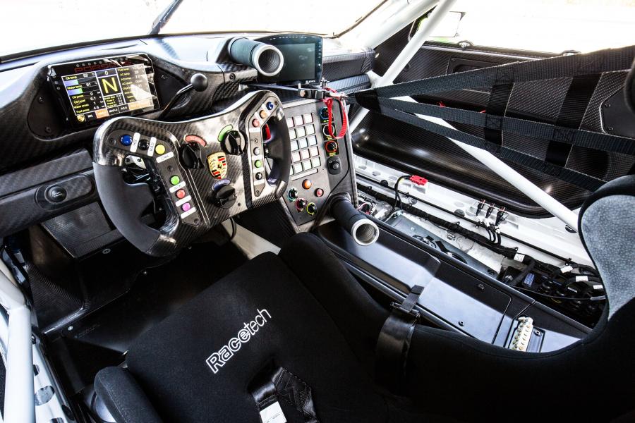 Интерьер Porsche 911 GT3 R (991) 2018 года  (фото 11 из 11)
